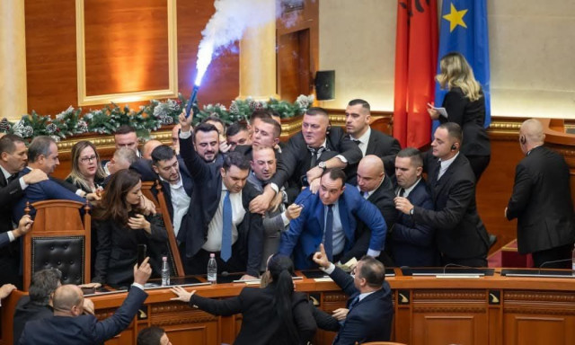 Χαοτικές εικόνες στην αλβανική βουλή - Καπνογόνα και συγκρούσεις