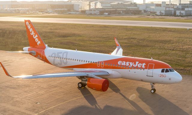 Daily Mail: Μετέφεραν νεκρή γιαγιά με πτήση της Easyjet από τη Μάλαγα - Είπαν οτι ειναι «κουρασμένη»