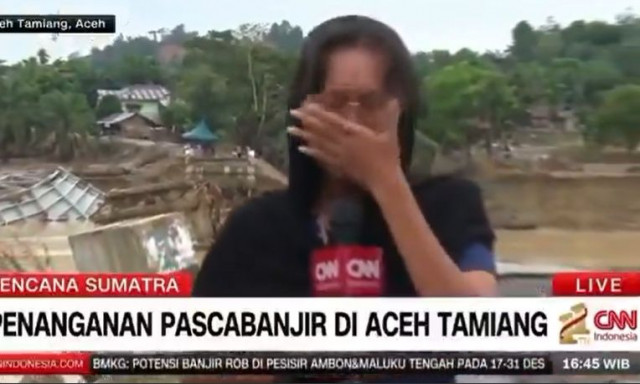 Ινδονησία: Δημοσιογράφος «λύγισε» σε ζωντανή μετάδοση βλέποντας την καταστροφή από τις πλημμύρες