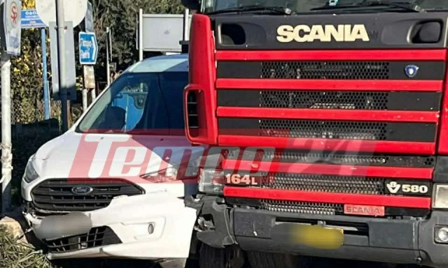 Πάτρα: Τροχαίο ατύχημα στην παλαιά Πατρών-Πύργου - Νταλίκα «στρίμωξε» φορτηγό σε μάντρα σπιτιού