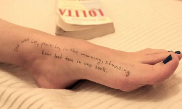 Νέες φωτογραφίες από το αρχείο Έπσταϊν: Γυμνά σώματα με αποσπάσματα από τη «Λολίτα»