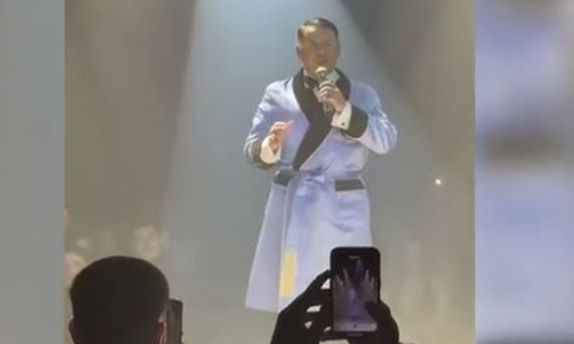 «Είμαι ο Γιώργος Μαζωνάκης, ο αληθινός»: Η «απάντηση» του τραγουδιστή επί σκηνής