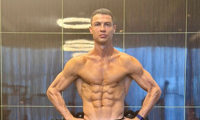 «Φέτες» και πιο «στεγνός» από ποτέ – Ο Κριστιάνο Ρονάλντο ποζάρει με μαγιό μετά τη σάουνα