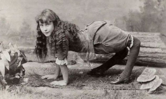 Ο θρύλος της «κοπέλας-καμήλας»: Από το τσίρκο στον έρωτα της ζωής της - Η ιστορία της Έλα Χάρπερ