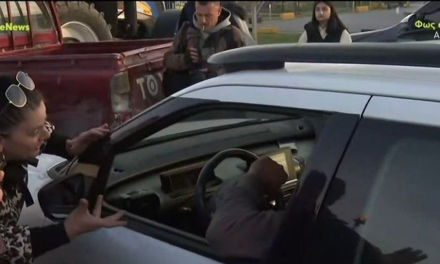 Αγρότες: Έκλεισε η παρακαμπτήριος στον Πλατύκαμπο - Ένταση από οδηγούς που δεν πρόλαβαν να περάσουν