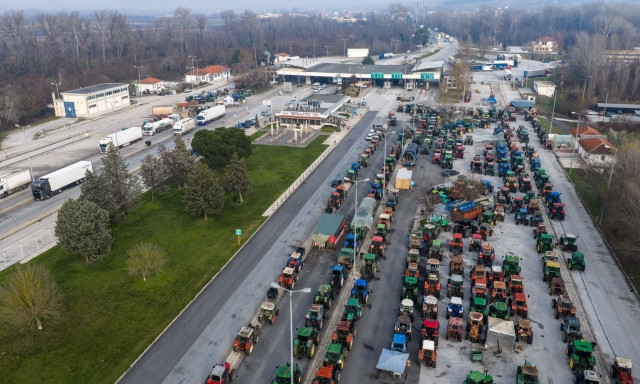 Κλιμακώνουν τη στάση τους οι αγρότες – Κλείνουν παρακαμπτήριους και ανοίγουν τα διόδια