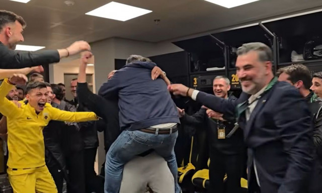 Έκσταση στα αποδυτήρια της ΑΕΚ: Αποθέωση για «Super Mario» Ηλιόπουλο και 500.000 ευρώ πριμ (βίντεο)!