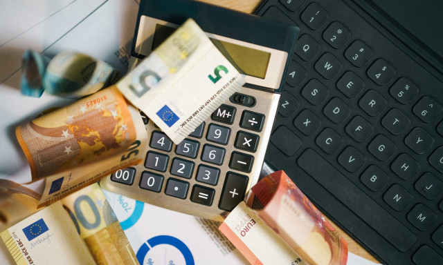 Δώρο Χριστουγέννων - Έληξε η διορία: Τι πρέπει να κάνει ο εργαζόμενος αν δεν του καταβληθεί