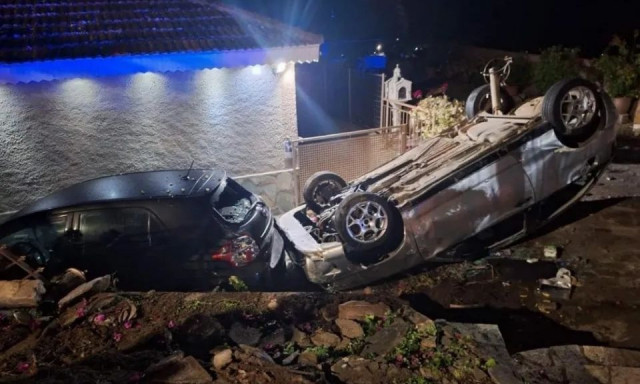 Αγρίνιο: Αυτοκίνητο αναποδογύρισε και προσγειώθηκε σε αυλή σπιτιού (εικόνα)