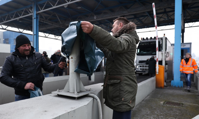 Αγρότες: Γιορτές στα μπλόκα με ανοιχτά διόδια– Δικογραφία στα Ιωάννινα για το σήκωμα μπαρών