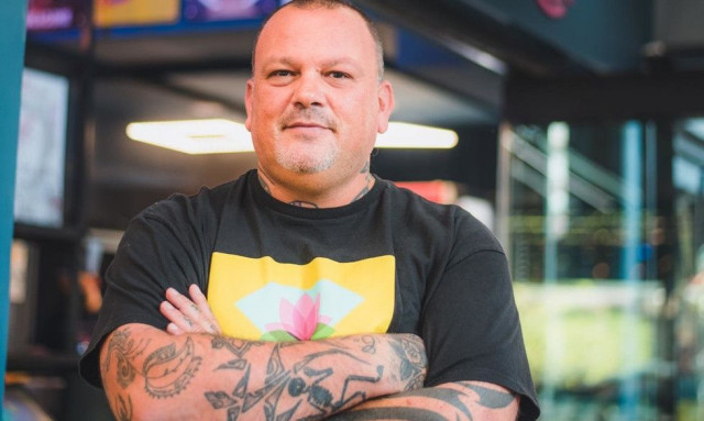 Ο Δημήτρης Σκαρμούτσος στο Newsbomb: «Πάνω από όλα η Φαίη Σκορδά είναι άνθρωπος»