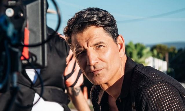 Σάκης Ρουβάς: Πόζαρε δίπλα στο χριστουγεννιάτικο δέντρο του σπιτιού του