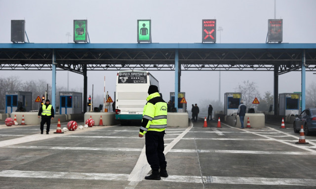 Αγρότες: «Δεν θα φύγουμε από τους δρόμους» - Σηκώνουν τις μπάρες στα διόδια- Τι ώρες ανοίγουν