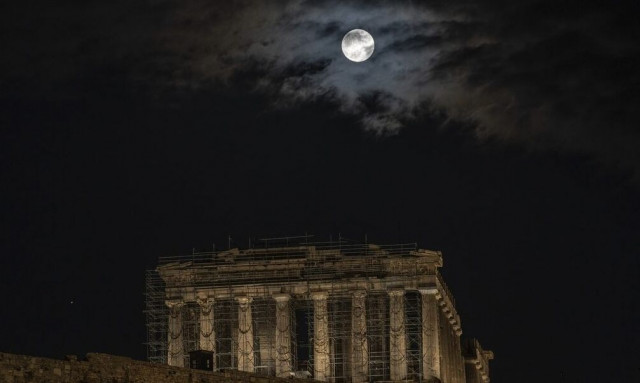 Χειμερινό Ηλιοστάσιο 2025: Απόψε η μεγαλύτερη νύχτα της χρονιάς - Τα έθιμα σε όλο τον κόσμο