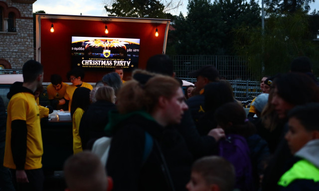 ΑΕΚ – ΟΦΗ: Γεμάτη κόσμο η πλατεία του Αετού για τη χριστουγεννιάτικη γιορτή της «κιτρινόμαυρης» ΠΑΕ