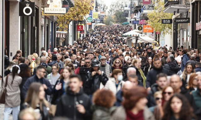 Εορταστικό ωράριο: Κοσμοσυρροή στην Ερμού ενόψει των Χριστουγέννων - Ουρές στα καταστήματα - Εικόνες