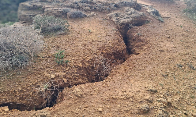 Χανιά: Ανησυχία στους Αγίους Αποστόλους - Μεγάλο ρήγμα εμφανίστηκε πάνω από τη σπηλιά