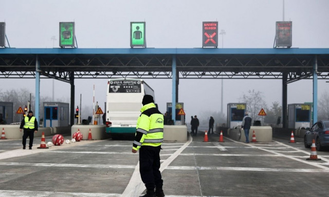 Οι αγρότες άνοιξαν τις μπάρες στα διόδια Τραγάνας επιτρέποντας την ελεύθερη διέλευση των οχημάτων