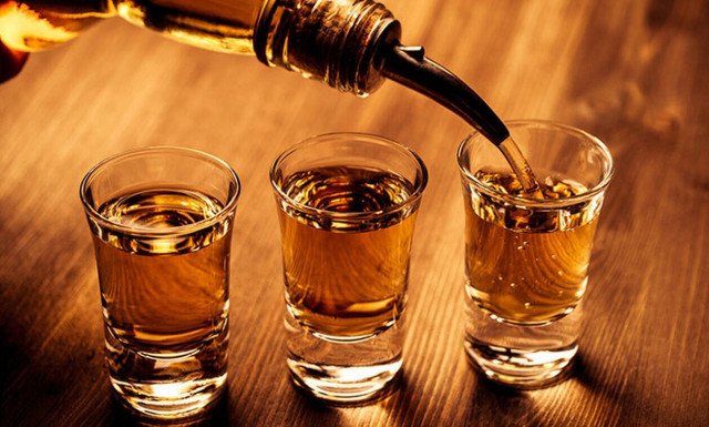 Αχαΐα: Στο νοσοκομείο 14χρονος και 16χρονος από κατανάλωση αλκοόλ - Χειροπέδες στους γονείς τους