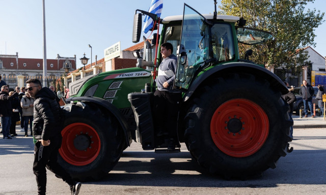 Θεσσαλονίκη: Συνεχίζονται τα μπλόκα στα Μάλγαρα - Οι αγρότες μοιράζουν όσπρια και κηπευτικά