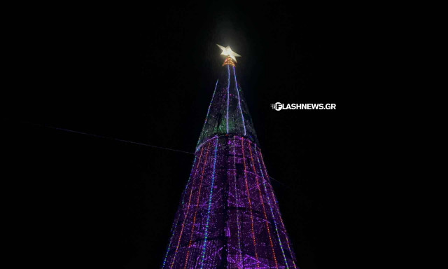 Χανιά: Φωταγωγήθηκε στον Ομαλό το ψηλότερο χριστουγεννιάτικο δέντρο στην Ελλάδα