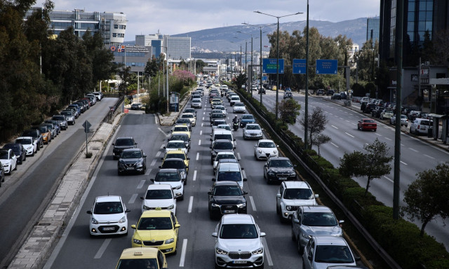 Κίνηση στους δρόμους: Ατελείωτο πάρκινγκ ο Κηφισός - Καθυστερήσεις σε Κηφισίας, Μεσογείων και κέντρο