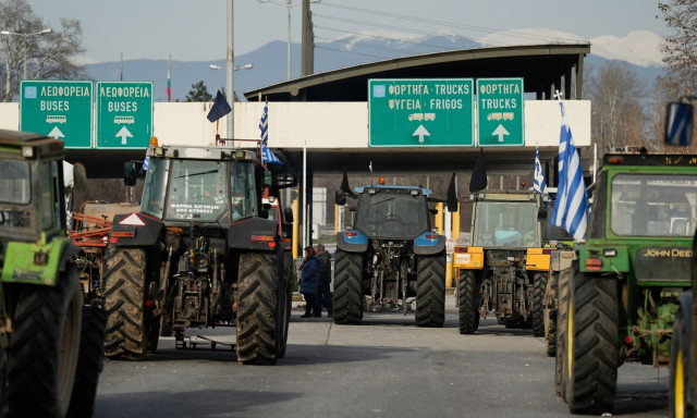 Οι αγρότες στα μπλόκα: Πώς θα λύσει η κυβέρνηση τον γόρδιο δεσμό για τις γιορτές