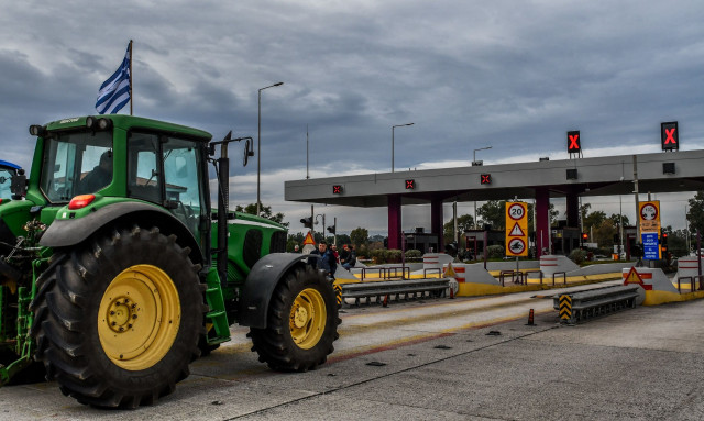 Αγρότες κλείνουν για 5 ώρες με τρακτέρ την εθνική οδό στις σήραγγες στα Τέμπη
