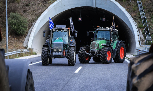 Μπλόκα αγροτών: Άνοιξαν οι σήραγγες των Τεμπών