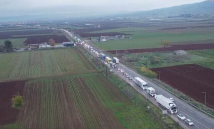 Μπλόκα αγροτών: Ουρές χιλιομέτρων και ταλαιπωρία στην παράκαμψη Θήβα - Αλίαρτος