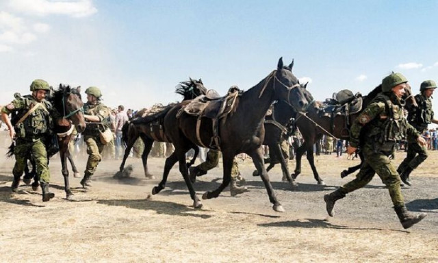 Οι Ρώσοι ρίχνουν στη μάχη το ιππικό - Γιατί χρησιμοποιούν άλογα στις πολεμικές επιχειρήσεις
