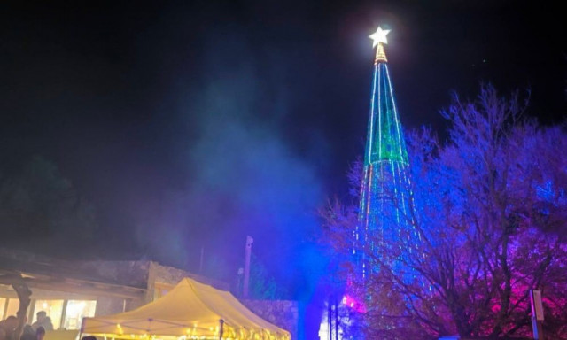 Φωταγωγήθηκε στην Κρήτη ένα από τα μεγαλύτερα χριστουγεννιάτικα δέντρα της ηπείρου
