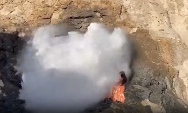 Βίντεο: Η στιγμή που τεράστιο κύμα «καταπίνει» τουρίστρια που ποζάρει στα βράχια για φωτογραφία