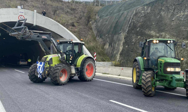 Τέμπη: Σταμάτησε η κυκλοφορία για όλα τα οχήματα - Παρατεταγμένα τα τρακτέρ