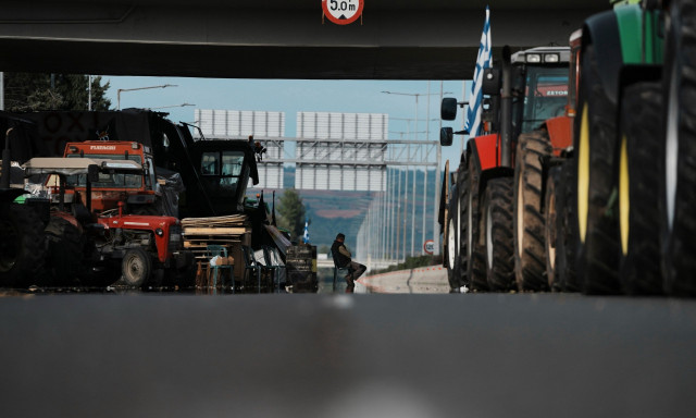 Χριστούγεννα στα μπλόκα για τους αγρότες– Συνεχίζουν τις κινητοποιήσεις σε κομβικά σημεία