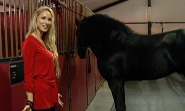 Νεκρή έξω από μπαρ η λαμπερή ιππέας που έβαλε εκτελεστή για τον σύζυγό της έναντι 2 εκατ. δολαρίων