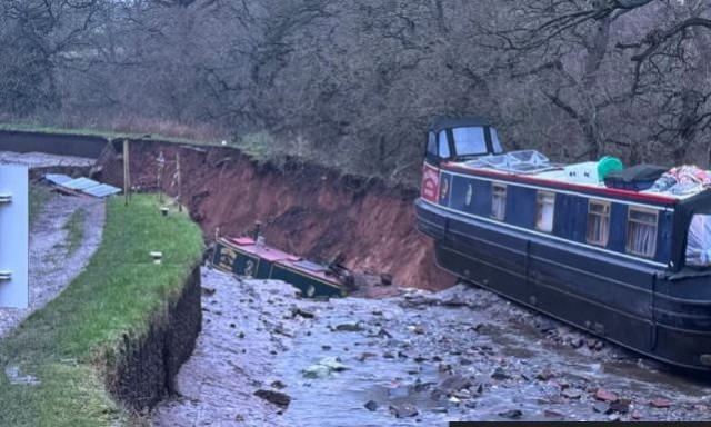 Συναγερμός στην Αγγλία: Τεράστια καταβόθρα κατάπιε κανάλι - Απίστευτο βίντεο
