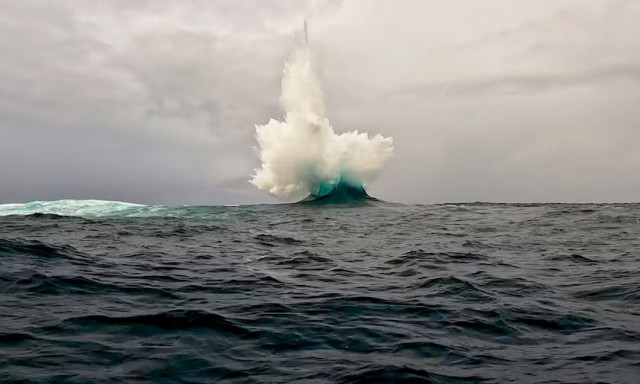 Το κύμα που «εξερράγη» στη μέση του ωκεανού: Σπάνιο φαινόμενο στα ανοιχτά της Δυτικής Αυστραλίας
