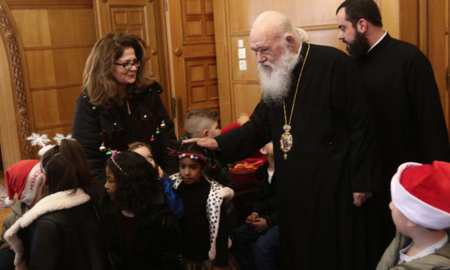 Χριστουγεννιάτικα Κάλαντα στον Αρχιεπίσκοπο Ιερώνυμο