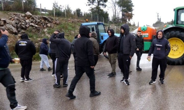 Αγροτικά Μπλόκα: Κλειστοί για μία ώρα και οι παράδρομοι της Εθνικής στο ύψος του Μαρτίνου