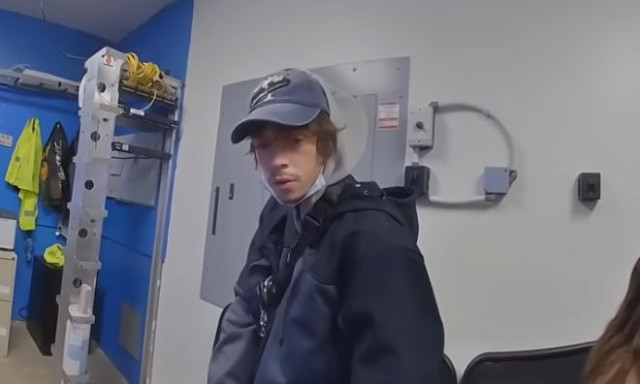 Βίντεο για γερά νεύρα: Σήκωσε όπλο σε αστυνομικό μέσα σε σούπερ μάρκετ