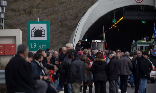 Στα Τέμπη με τα τρακτέρ οι αγρότες - Έκλεισαν τις σήραγγες για τα φορτηγά