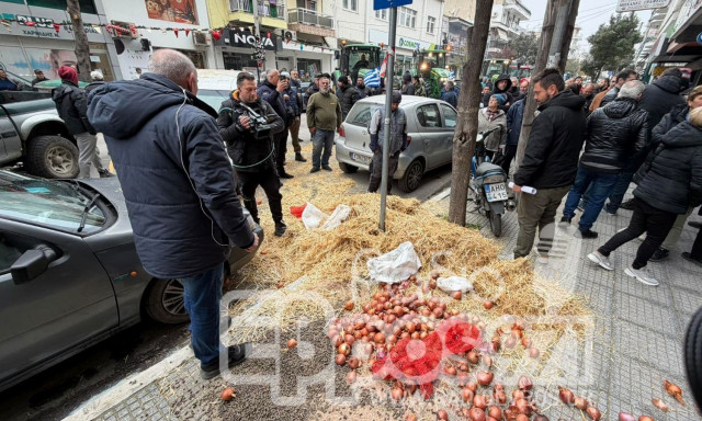 Έβρος: Αγρότες πέταξαν σανό, γάλα και κρεμμύδια έξω από γραφεία βουλευτών