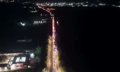 Απελπισία στην Εθνική Οδό Αθηνών – Λαμίας: Πλάνα από drone με τις ουρές χιλιομέτρων