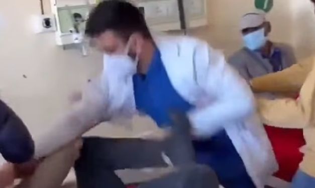 Ινδία: Γιατρός χτυπά ασθενή που «ζήτησε να του μιλάει με σεβασμό»