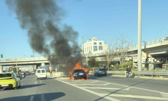 Φωτιά σε όχημα στη Λεωφόρο Ποσειδώνος: Κυκλοφοριακό έμφραγμα στο ύψος του Μοσχάτου