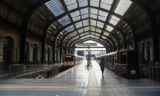 Εορταστικά δρομολόγια στα ΜΜΜ: Πώς θα κινηθούν λεωφορεία, τρόλεϊ, μετρό και τραμ