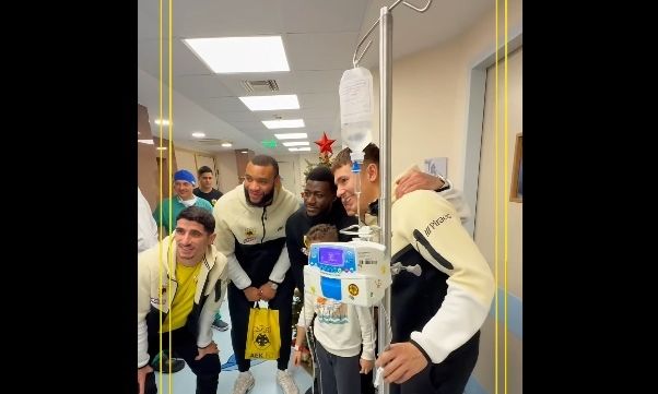 ΑΕΚ: Οι «κιτρινόμαυροι» μοίρασαν δώρα και χαμόγελα - Επισκέφθηκαν το Ιατρικό Αθηνών