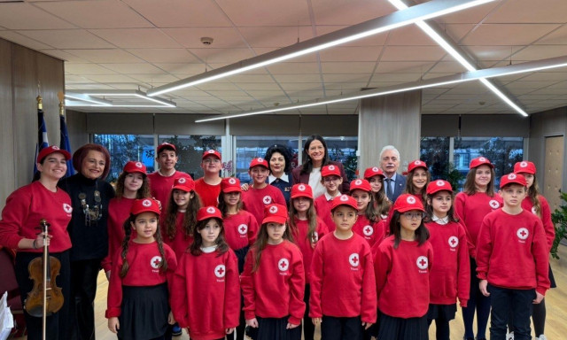 Ελληνικός Ερυθρός Σταυρός: Εθελοντές Νεότητας έψαλαν τα κάλαντα στην Υπουργό Εργασίας