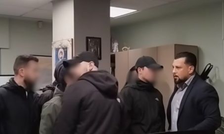 Εισβολή μελών του Ρουβίκωνα στο δημαρχείο Ηλιούπολης - Βίντεο